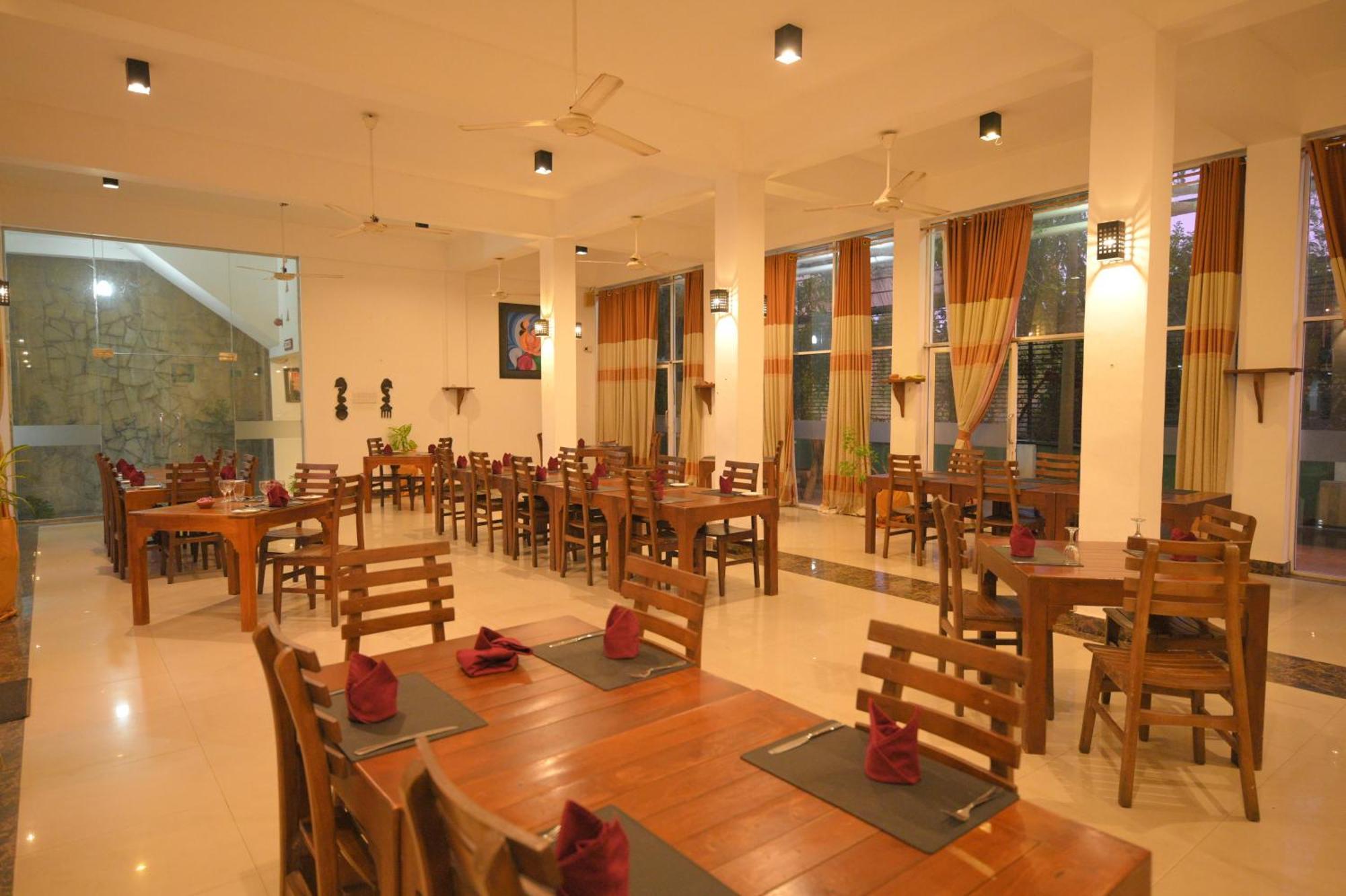 Ceylan Lodge Anuradhapura Exterior photo
